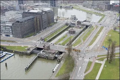 8ème port mondial et premier port européen - Un enjeu primordial : la maîtrise des eaux et des risques liés aux changements climatiques - Ville située à l'embouchure du Rhin et de la Meuse - La Forêt et le lac de Kralingen