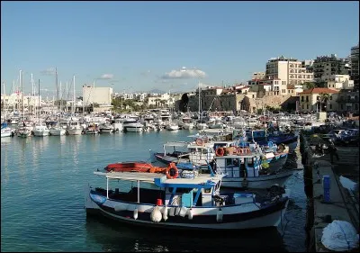 Ville située sur une île montagneuse de la Méditerranée - Ville anciennement appelée Al Ḫandaq par les Arabes - Les Palais de Cnossos et d'Archanes - Une spécialité locale : les panakópitas (friands aux épinards)