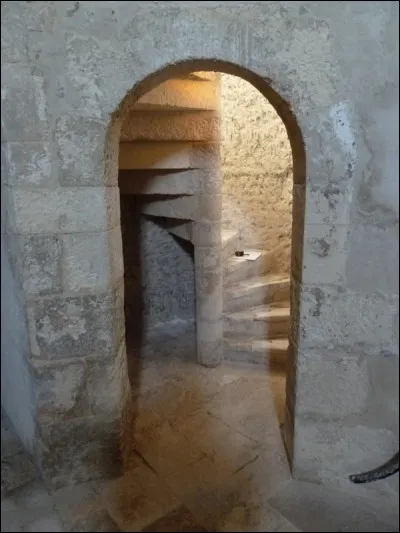 Complétez encore ce titre : 
La tour...