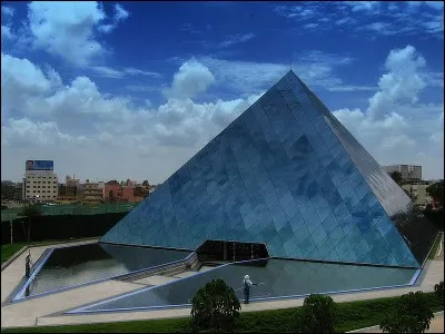 Cette pyramide se trouve-t-elle à Paris ou en Inde ?