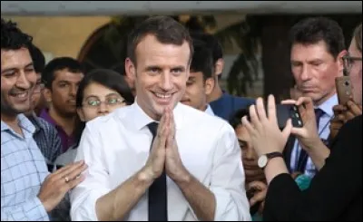 Comment monsieur le président dit-il "bonjour" à une indienne ?