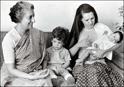 Qui est la femme importante sur cette photo ?