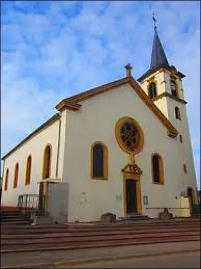 Nous sommes toujours dans le Grand-Est, mais cette fois devant l'église Sainte-Barbe de Pournoy-la-Grasse. Nous nous situons dans le département ...