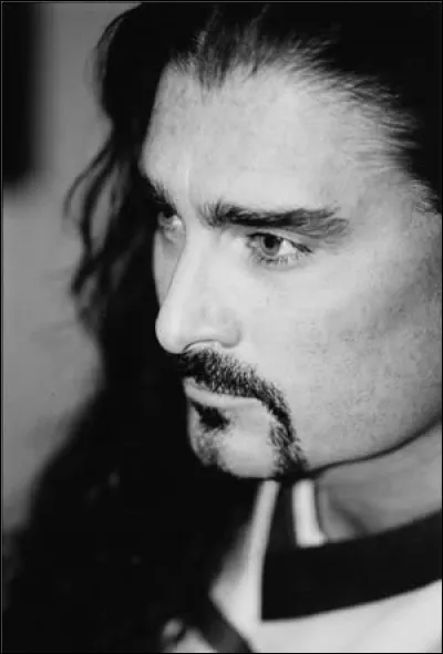 James LaBrie, de Dream Theater, a un frère jumeau avec les mêmes capacités vocales que lui qui chante dans un cabaret à Toronto.