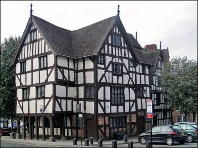 Comment se nomme l'ossature en bois de ces maisons ?