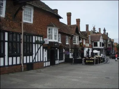 Combien y a-t-il d'habitants à Crawley depuis 2008 ?