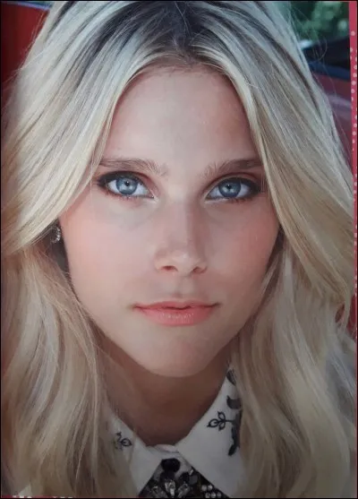 Elle joue le rôle...