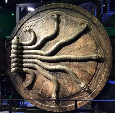 La chambre est ouverte par _______ , c'est ce que dit Tom Jedusor