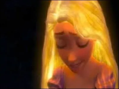 Que font les cheveux de Raiponce à Flynn quand Raiponce commence à chanter ?