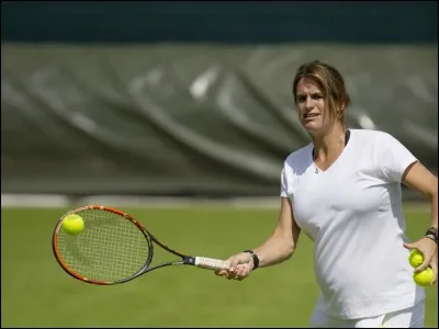 En quelle année, Amélie Mauresmo devient-elle la première française n°1 mondiale au tennis ?