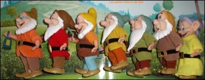 Pendant la journée, les 7 nains travaillent dans une mine...