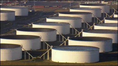 Quel est le premier pays au monde en terme de réserves prouvées de pétrole avec 300 milliards de réserves en barils ?