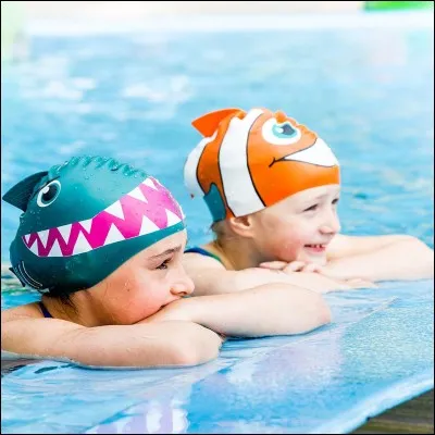 Il est recommand&eacute; de mettre un bonnet de bain &agrave; la piscine