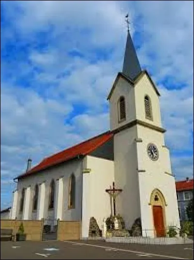 Voici l'église Saint-Étienne de Hazembourg. Village du Grand-Est, dans l'arrondissement de Sarreguemines, il se situe dans le département ...