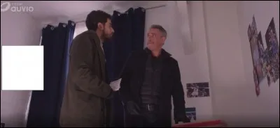 Qu'est-ce qui est accroché au mur ?