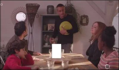 De quelle couleur est la cruche ?