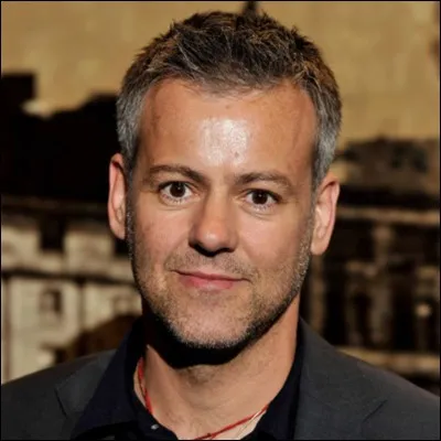 Quel acteur joue le rôle de G. Lestrade ?