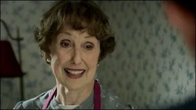 Quel groupe écoute Mrs Hudson en passant l'aspirateur ?