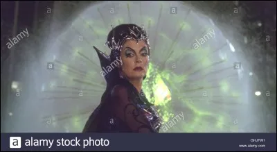 En quoi se transforme la reine à la fin ?