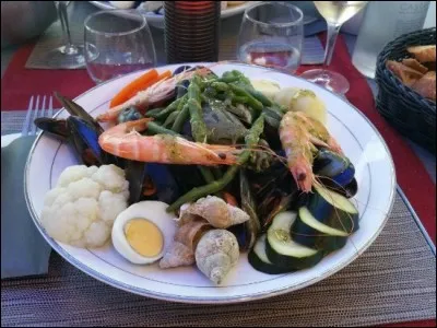 Quel plat méditerranéen à base de morue est servi avec des bulots, des moules, des crevettes, des carottes, brocolis, haricots verts, pommes de terre, artichauts, uf dur ?