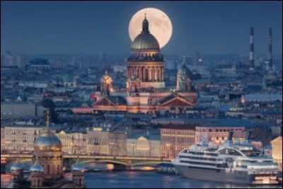 Localisation : Europe 
Habitants : 5 281 579 
Climat : Continental
à voir : Musée de l'Ermitage 
A vu naître : Grigori Raspoutine
Quelle est cette ville ?