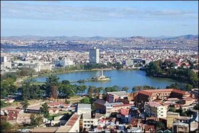 Localisation : Afrique 
Habitants : 2 200 000.
Climat : Tropical d'altitude
à voir : Ambohimanga
A vu naître : Rohff
Quelle est cette ville ?