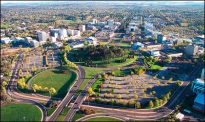 Localisation : Océanie
Habitants : 374 658 
Climat : Étés chauds et hivers froids 
à voir : Parliament House
A vu naître : Alex O'Loughlin. 
Quelle est cette ville ?
