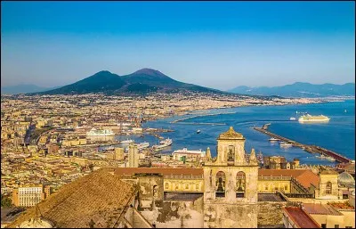 Localisation : Europe
Habitants : 968 736
Climat : Méditerranéen. 
à voir : Musée archéologique national
A vu naître : Bud Spencer. 
Quelle est cette ville ?