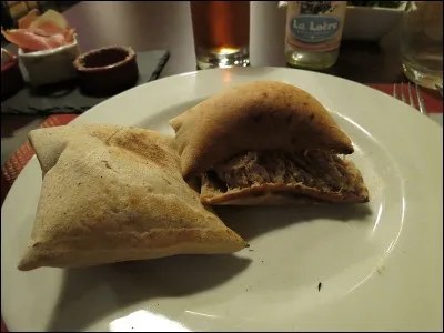 Petite boule de pain, cuite au four et fourrée encore chaude de rillettes, de grillon, de champignons, de beurre, selon les régions. Issue du terroir gastronomique de l'ouest de la France (Touraine, Saumurois, Poitou, Charentes).