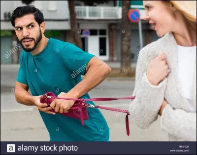 Imagine la scène : tu es dans le métro et une femme se fait voler son sac. Qu'est-ce que tu fais ?
