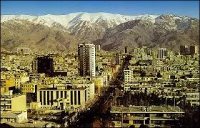 Localisation : Moyen-Orient Habitants : 8 846 782Climat : steppe A voir : palais du GolestanA vu na&icirc;tre : Mehdi Mahdavikia Quelle est cette ville ?