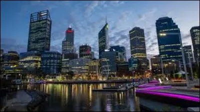 Localisation : Oc&eacute;anie Habitants : 2 021 200Climat : m&eacute;diterran&eacute;en A voir : Kings ParkA vu na&icirc;tre : Heath Ledger Quelle est cette ville ?