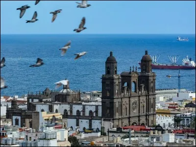 Localisation : Afrique Habitants : 379 766 Climat : aride A voir : BandamaA vu na&icirc;tre : Christophe Colomb Quelle est cette ville ?