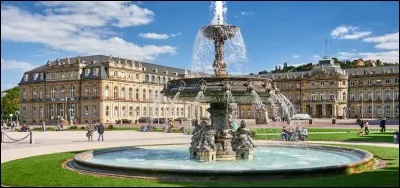 Localisation : EuropeHabitants : 623 738 Climat : continentalA voir : mus&eacute;e Mercedes-BenzA vu na&icirc;tre : Roland Emmerich Quelle est cette ville ?