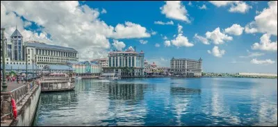 Localisation : Afrique Habitants : 149 194Climat : &eacute;t&eacute;s torrides et hivers tr&egrave;s doux A voir : la montagne Pieter BothA vu na&icirc;tre : Mario Ramsamy,Quelle est cette ville ?