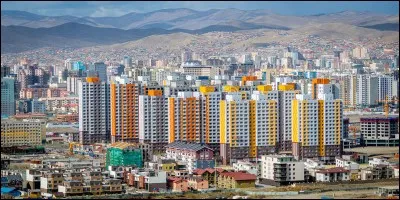 Localisation : Asie Habitants : 1 151 500Climat : continental froid et sec A voir : monast&egrave;re de GandantegchinlinA vu na&icirc;tre : Genghis KhanQuelle est cette ville ?