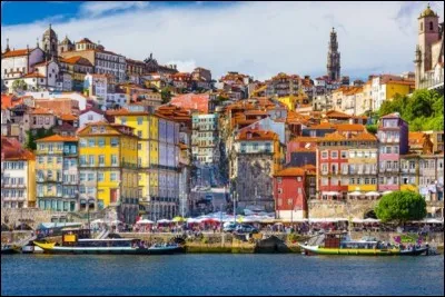 Localisation : Europe Habitants : 237 591Climat : supram&eacute;diterran&eacute;en A voir : Avenida dos AliadosA vu na&icirc;tre : Jos&eacute; MourinhoQuelle est cette ville ?