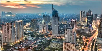 Localisation : Asie Habitants : 9 280 567 Climat : &eacute;quatorialA voir : Monumen NasionalA vu na&icirc;tre : AnggunQuelle est cette ville ?