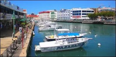 Localisation : Am&eacute;rique centrale Habitants : 92 328 Climat : tropicalA voir : baie de CarlisleA vu na&icirc;tre : Rihanna Quelle est cette ville ?