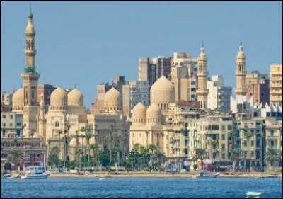 Localisation : Afrique Habitants : 4 388 219 Climat : aride A voir : citadelle de QaitbayA vu na&icirc;tre : Claude Fran&ccedil;oisQuelle est cette ville ?