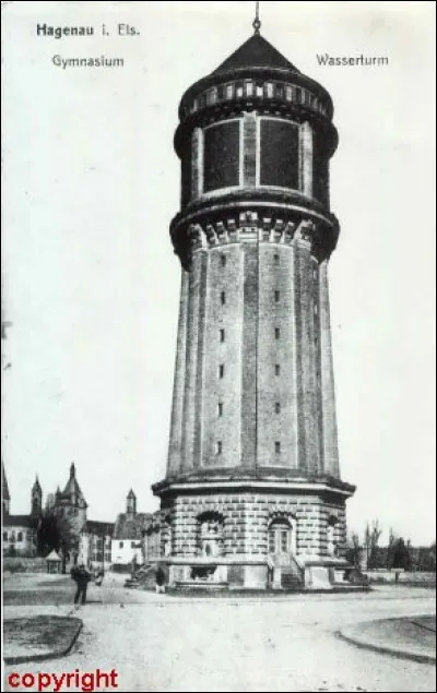 En 1886, l'alimentation en eau de Haguenau est améliorée et un château d'eau de style néo-Renaissance, situé place Schuman, est construit, dont il ne reste que les deux lions. Il a disparu à la suite de...