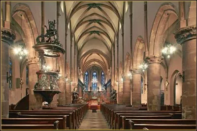 L'église Saint-Georges renferme une particularité. Cette particularité est la plus vieille d'Europe et date de 1268, il s'agit...