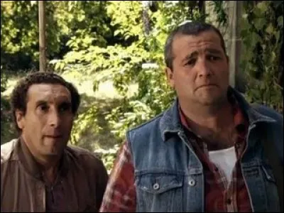 Qu'ont cassé les deux ouvriers avec le camion quand Momo guide le camion de son collègue ?