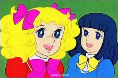 Quels sont les prénoms des deux filles sur l'image ?