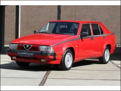 Dans quel film Guy Marchand conduit-il une magnifique Alfa-Rom&eacute;o de couleur rouge ?