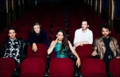 Camille a fait un duo avec la chanteuse de Minuit lors d'une croisière sur la Seine à Paris. De qui la chanteuse de Minuit est-elle la fille ?