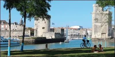 Habitants : 75 404 
Devise : " Dieu sera mon guide et mon protecteur " 
Spécialité : la mouclade 
A voir : l'Aquarium 
A vu naître : Winshluss
Quelle est cette ville ?