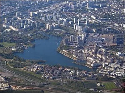 Habitants : 90 739 
Devise : "Labore fideque" 
Spécialité : le confit de pétales de rose 
A voir : le parc Dupeyroux 
A vu naître : Sheila 
Quelle est cette ville ?
