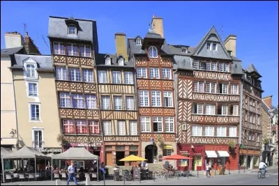 Habitants : 215 366 
Devise : "A ma vie" 
Spécialité : la poule Coucou 
A voir : les Transmusicales 
A vu naître : Malika Ménard 
Quelle est cette ville ?