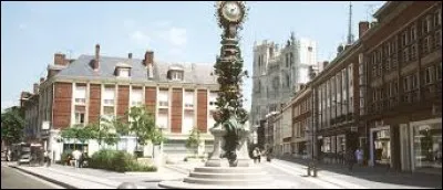 Habitants : 132 874 
Devise : "Un lien puissant m'unit aux lys"
Spécialité : le macaron
A voir : maison de Jules Verne 
A vu naître : Emmanuel Macron 
Quelle est cette ville ?